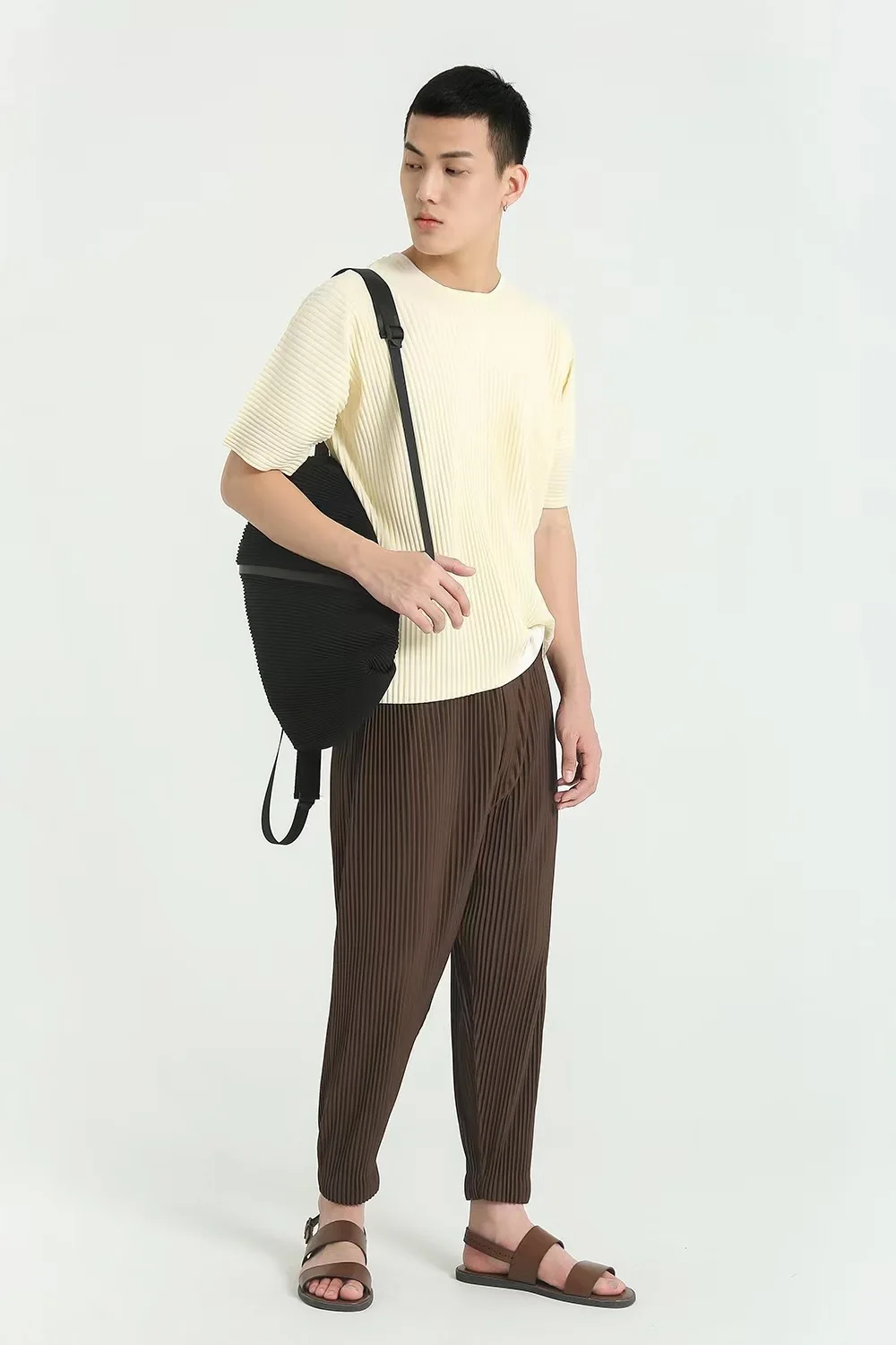 

Miyake Summer 2025 Men's Crew Neck Short Sleeve Pleated Top Loose Pleated Casual Five-quarter Sleeve Solid Color Pleat T-Shirt