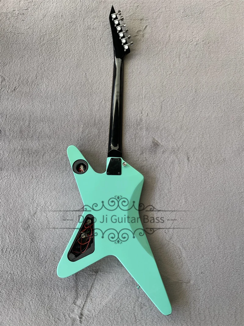 

Классическая светло-зеленая гитара, фиксированный бридж, закрытый звукосниматель, доска, желтая накладка грифа с инкрустацией черным квадратом, настраиваемая