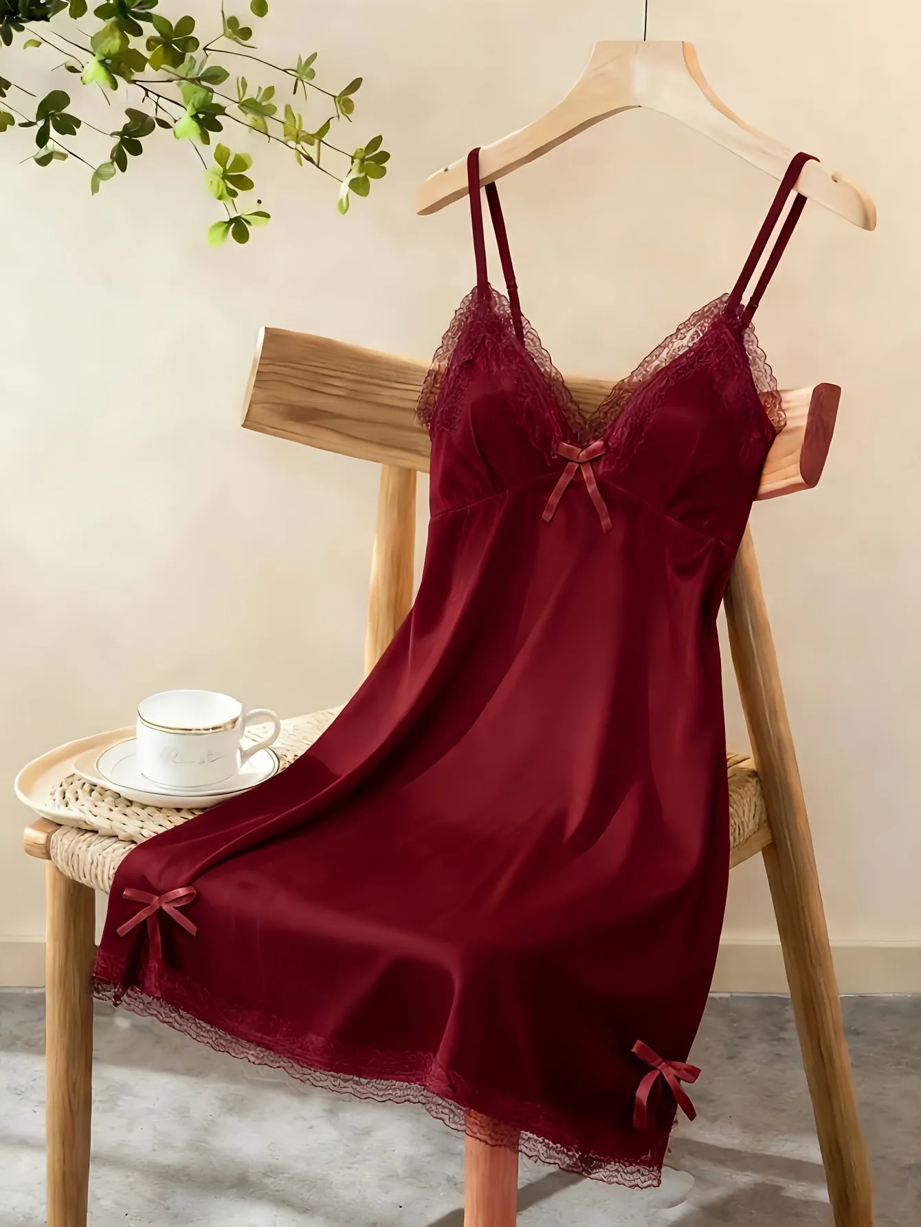 Damen Satin-Nachthemd mit Spitzenbesatz, Spaghetti-Träger, Seidiges Nachthemd, Elegante Nachtwäsche, Heim-Lingerie – Detail 10
