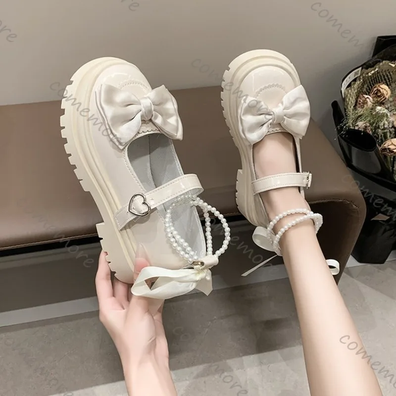 

Женская повседневная обувь Comemore, новая женская обувь Мэри Джейн с жемчужной цепочкой Kawaii, модные универсальные лоферы в стиле Лолиты, уличные туфли-лодочки на каблуке туфли женские лоферы женские туфли лолита