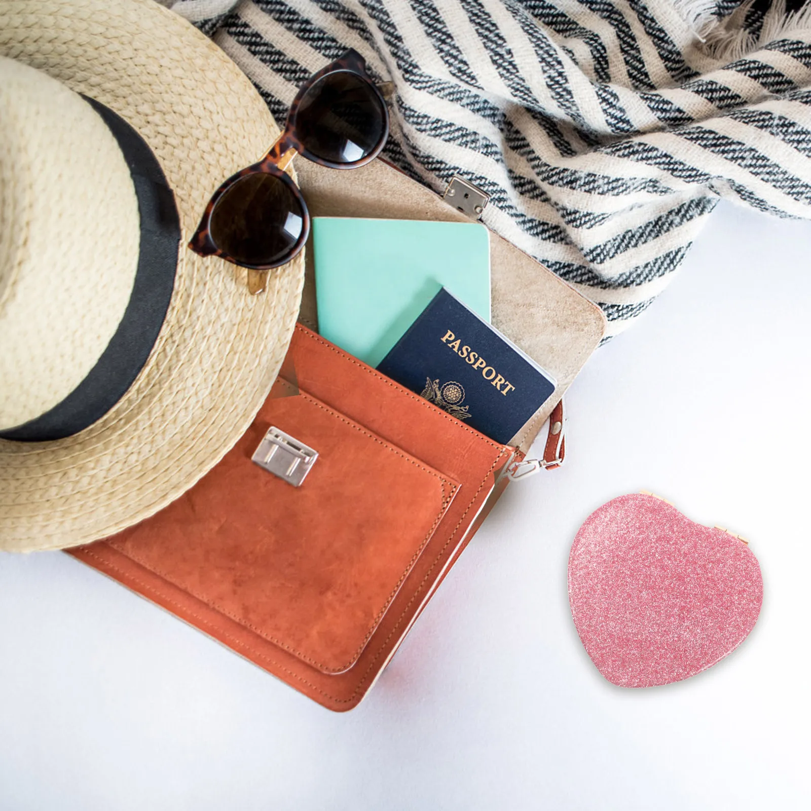 مرآة مكياج صغيرة على شكل قلب عاكسة عالية الدقة وقابلة للطي ومحمولة للنساء مريحة للسفر والعناية الشخصية في الهواء الطلق