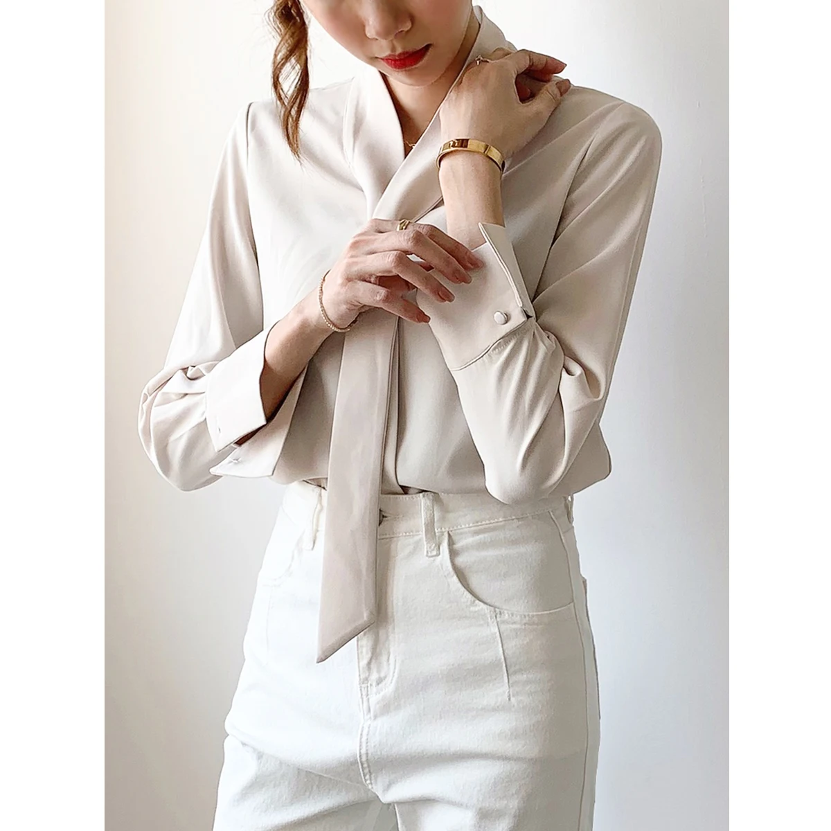 

Женская офисная блузка JANE из шелкового атласа, осенняя коллекция 2023, новая модель с V-образным вырезом, длинным рукавом, профессиональный деловой стиль, с завязками на шее