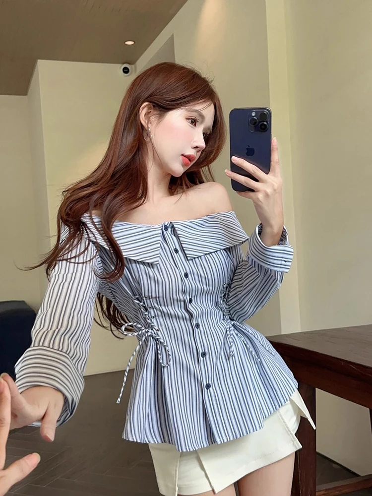 เสื้อเชิ้ตผู้หญิงลายทางเก๋ไก๋ คอเฉียงเปิดไหล่ ทรงเข้ารูปหวานๆ สไตล์สลิมฟิต เสื้อผ้าสำหรับฤดูใบไม้ผลิและฤดูใบไม้ร่วง แขนยาว แต่งลูกไม้รูดเชือก รุ่นใหม่ล่าสุด