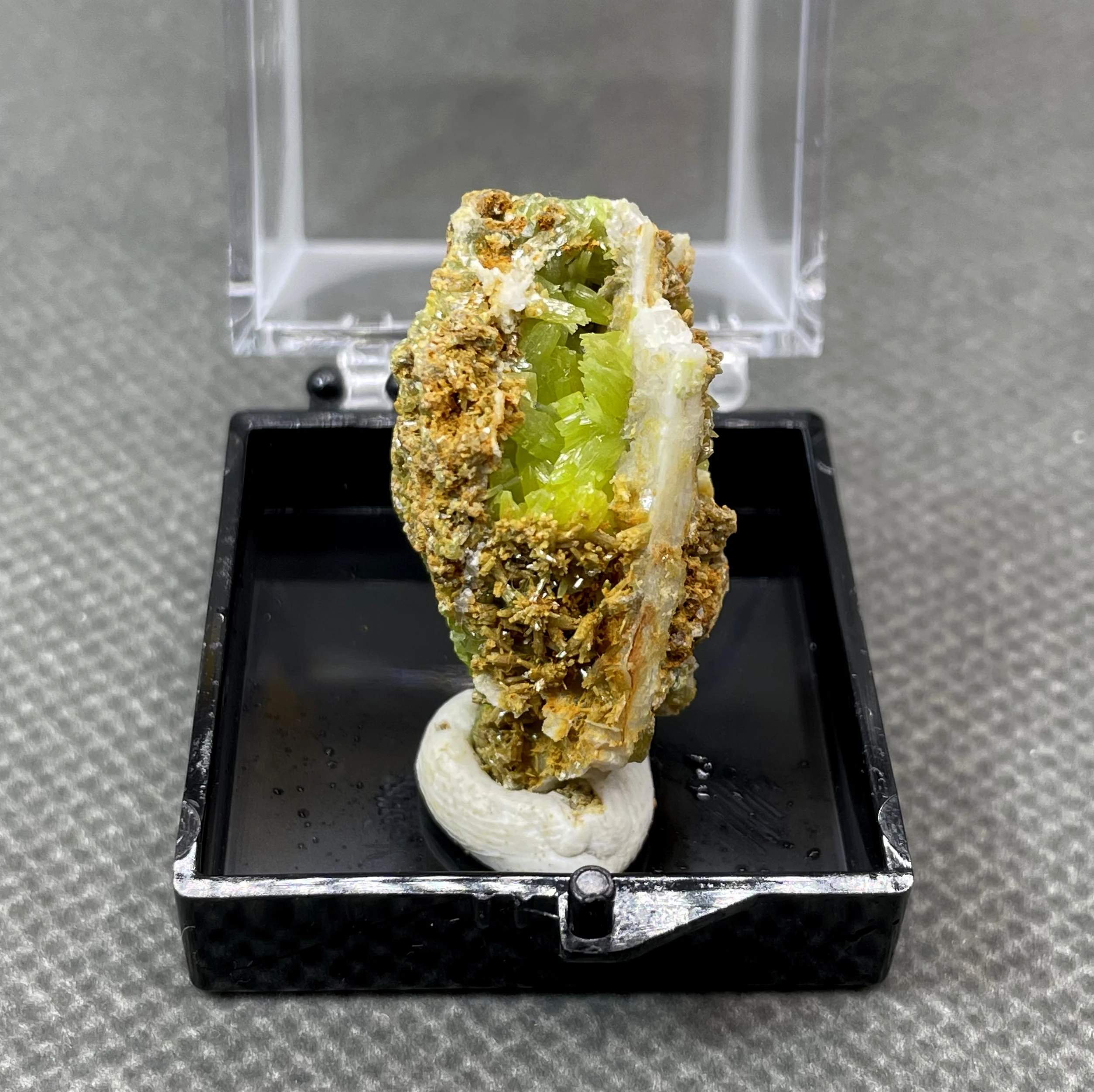 NEW! 100% Natural rare Pyromorphite mineral specimen stones and crystals collection gemstones quartz (box size 3.4 cm)