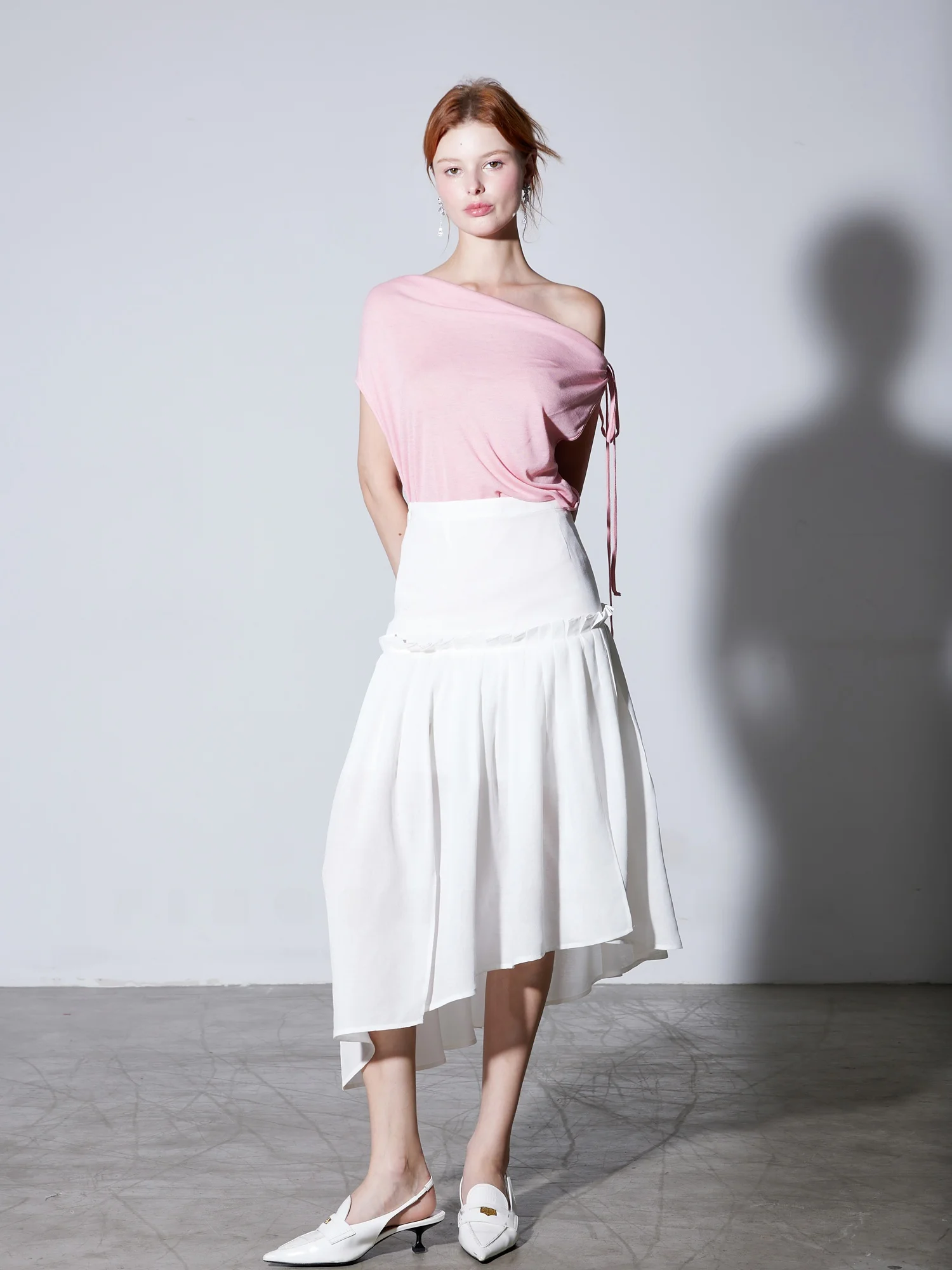 

Шелковая футболка из лиоцелла FINOCCI: комфортная, асимметричная, с плиссировкой на плечах и завязками, универсальная, приятная к телу.