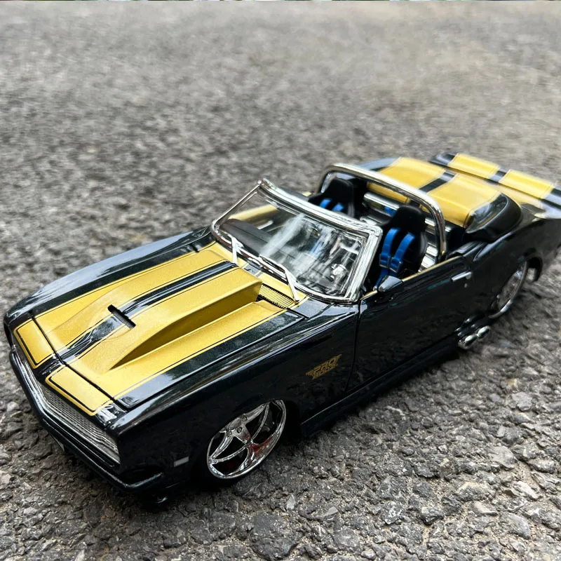 Modelo original 1:18, GM Chevrolet 1968 Camaro, modelo de carro em liga para exibição, presente e coleções