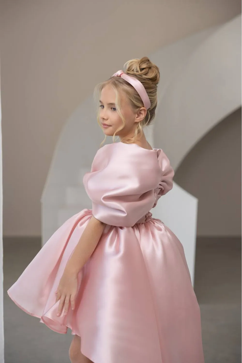 Różowe wysokie niskie suknie urodzinowe dla dziewczynek miękka satynowa kokarda sukienki dla dziewczynek na wesele dostosowane suknie na bal dla dziewczynek