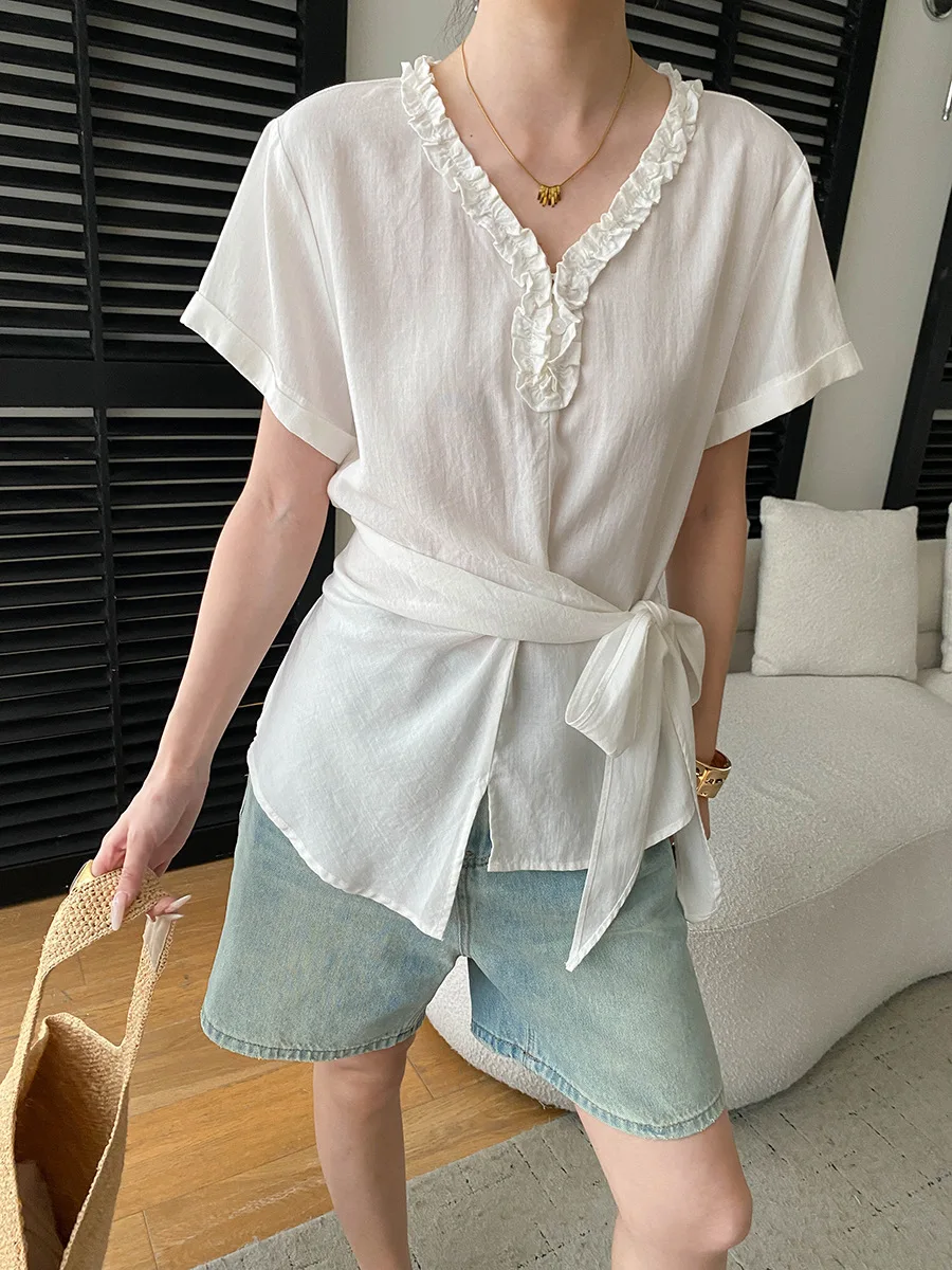 Sommerliches Damen-Shirt in unifarbenem Design mit V-Ausschnitt, Bördelkante und Taillenband, Kurzarm – Detail 26