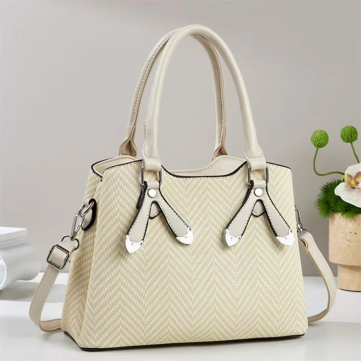 

Commute-Friendly Elegant Handbag for Middle-Aged Women - Versatile Shoulder Crossbody Tote, Timeless & Stylish