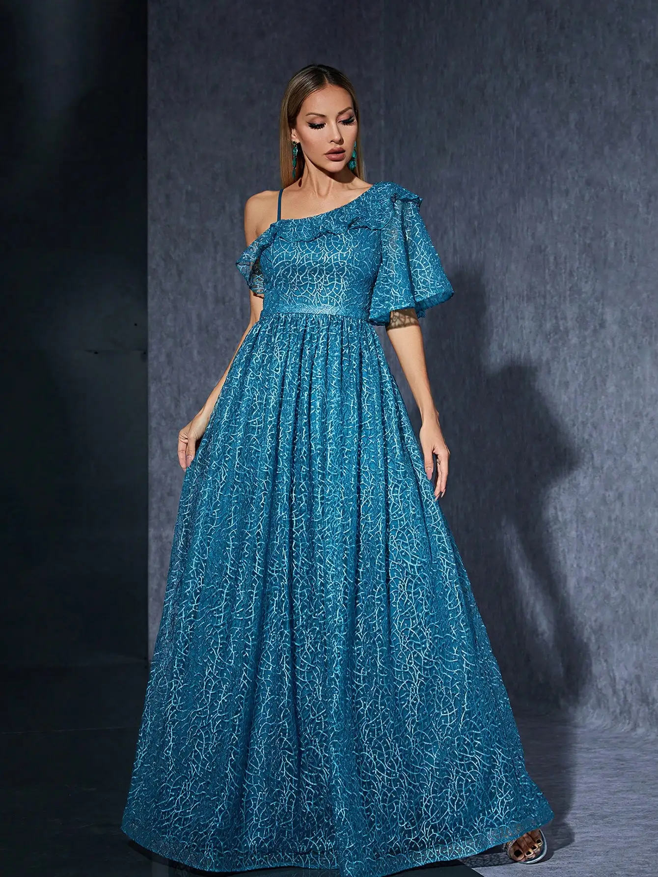 Une robe de soirée haut de gamme avec des épaules inclinées, des feuilles de lotus, des manches mi-coupées sur la poitrine et une dentelle brodée