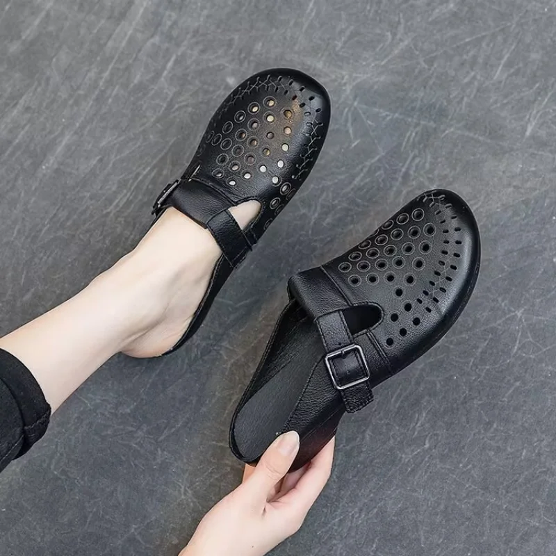

Женские белые мюли из мягкой кожи, лето 2026, новинка, перфорированные дышащие шлепанцы на плоской подошве с пряжкой, повседневные удобные сандалии