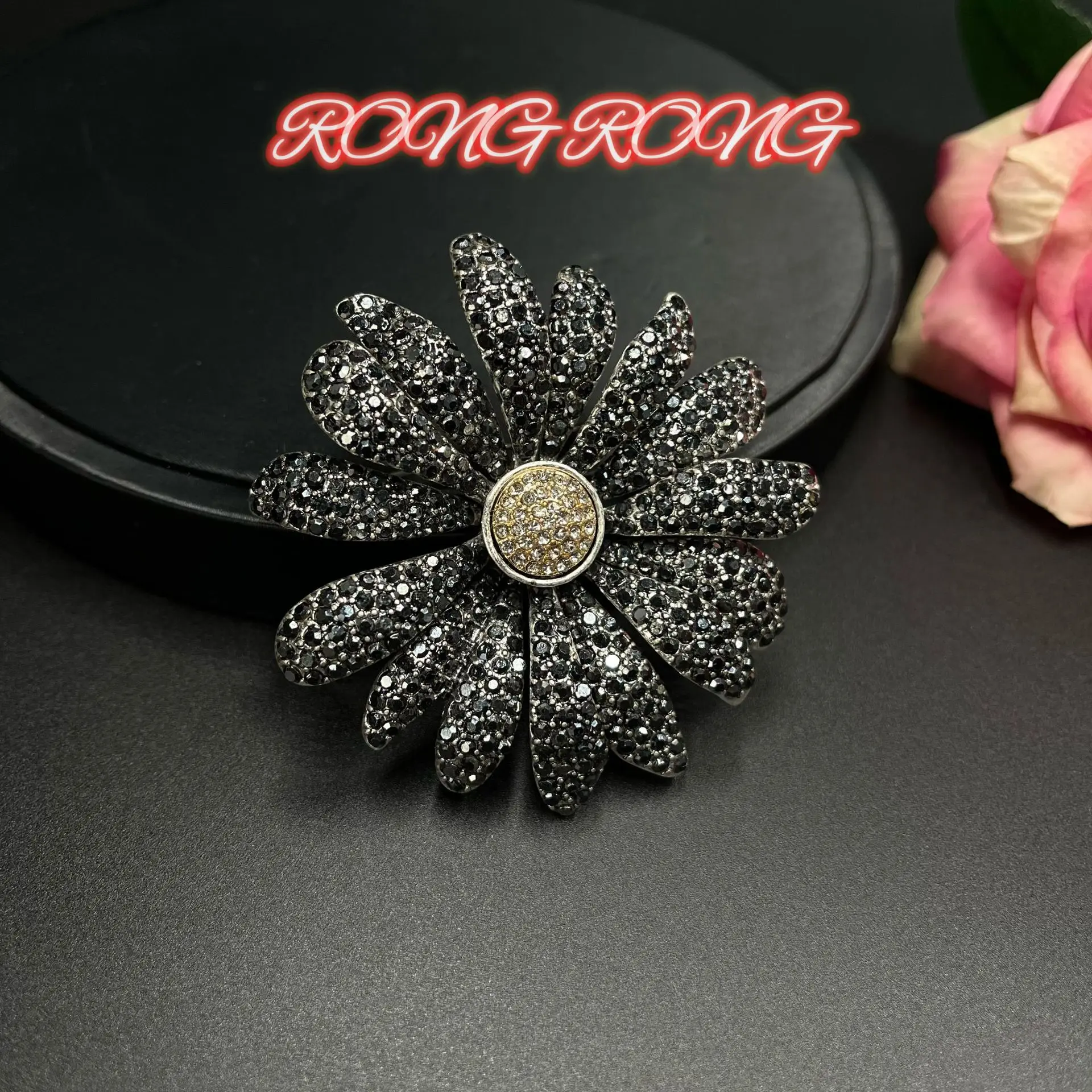 

New medieval brooch feeling heavy industry full of diamonds flower temperament brooch suit coat accessories