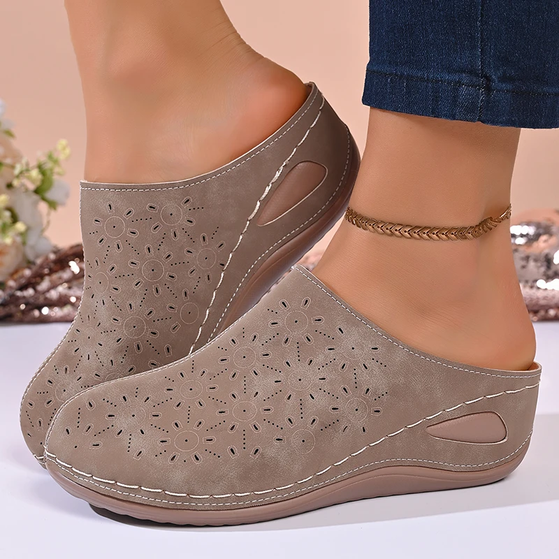 

Thick Sole Platform Clogs Sandals Women 2026 Summer Grey Closed Toe Mule Slippers Woman Plus Size 43 Wedge Heel Outdoor Slippers
