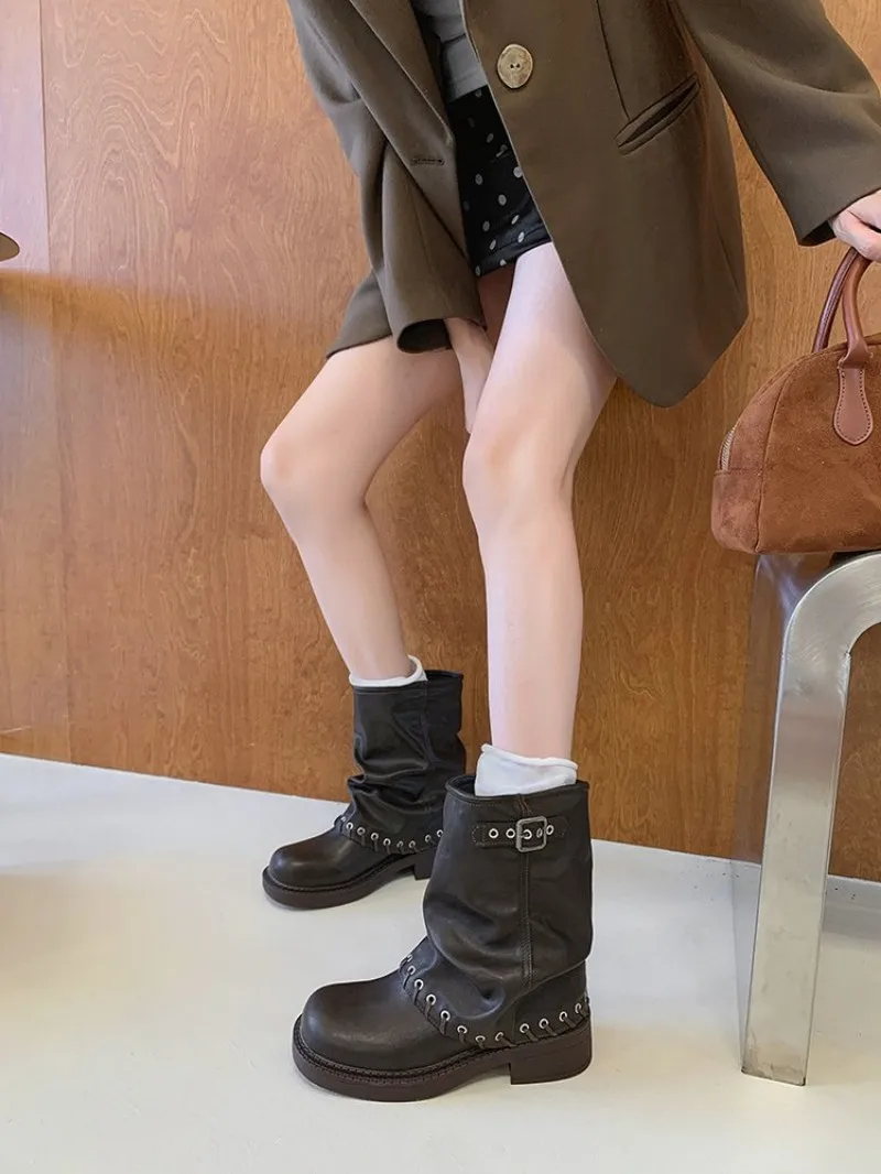 Herbstneuheit: Damen-Stiefeletten im Rock-Stil, kniehoch, mit Nieten und Gürtelschnalle, modische Stiefeletten, kurze Stiefeletten im Patchwork-Stil. – Detail 10