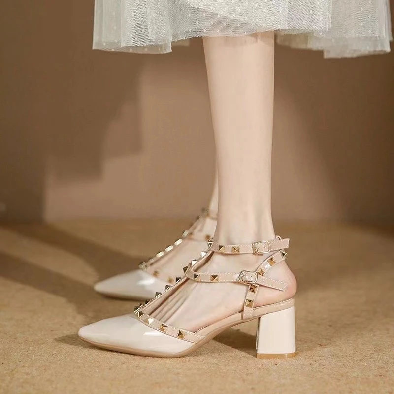 Damen 2026 Sommer Neue Römersandalen mit mittelhohem Absatz, Knöchelriemen, Nude-Nieten, spitzer Zehenpartie und Blockabsatz – Party-Schuhe