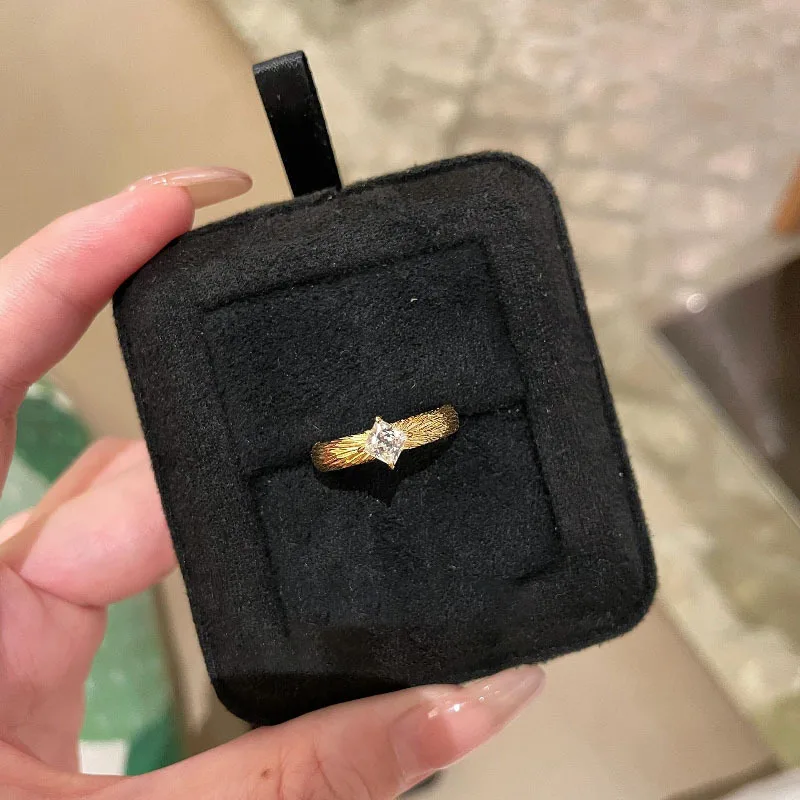 Vintage eleganckie kwadratowe diamentowe pierścionki ze szczotkowaną teksturą dla kobiet Para warstwowy styl Wysokiej jakości lekka luksusowa biżuteria z delikatnych pierścionków