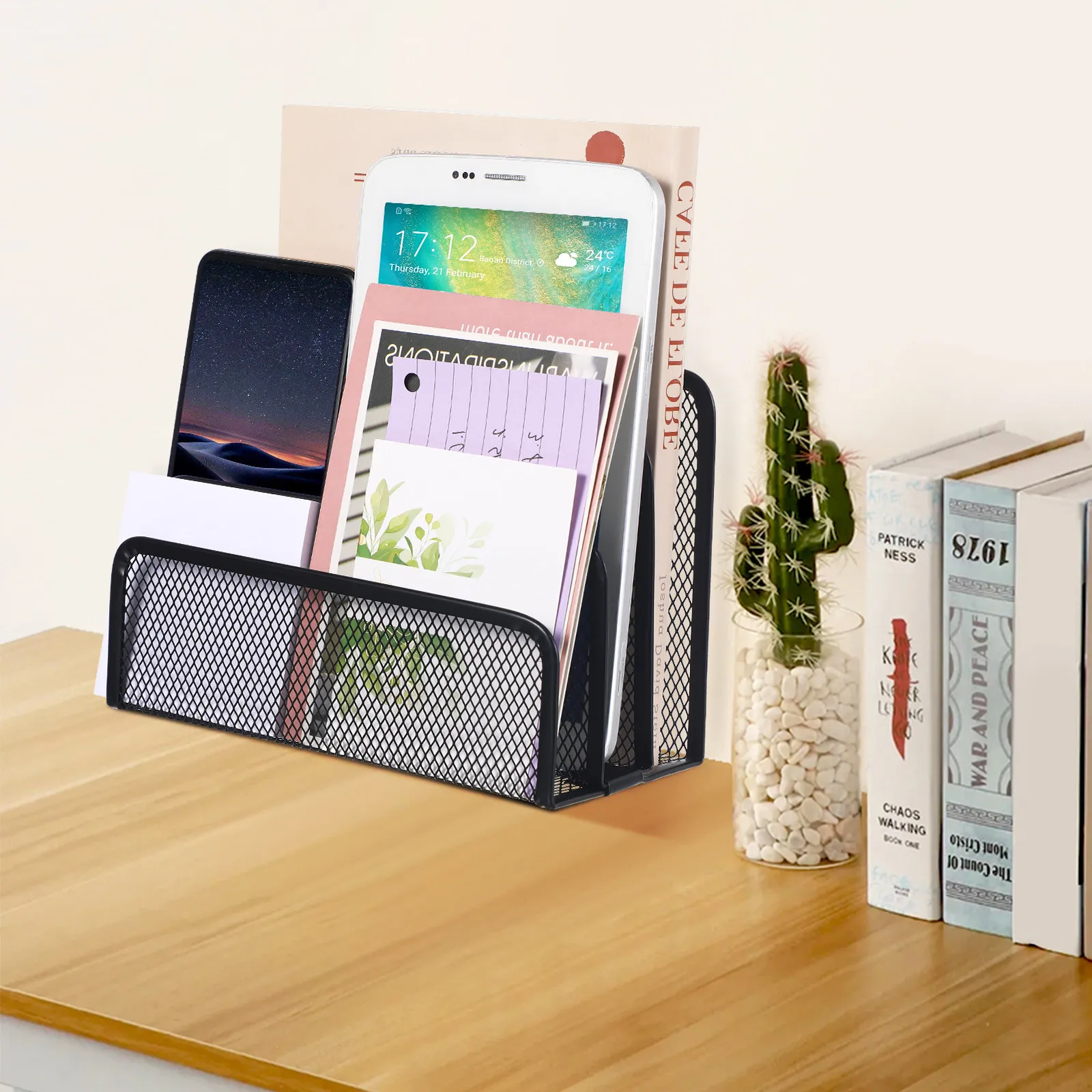 Organisateur de bureau à trois compartiments, structure en métal et maille, coins arrondis, surface lisse, support de classement pour lettres.