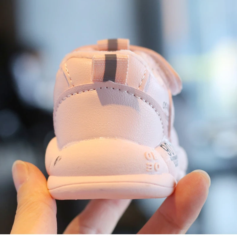 Sepatu kasual musim gugur musim dingin untuk bayi laki-laki perempuan sepatu anak-anak hangat mewah Sneakers jala Solid sepatu jalan balita sepatu katun kulit PU