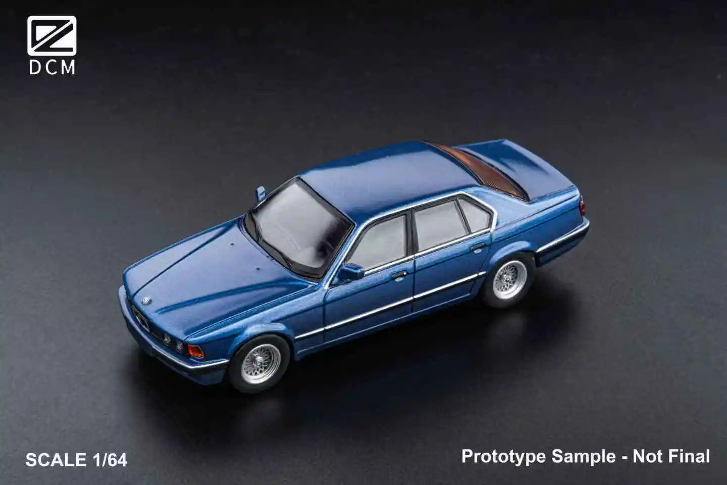 Модель автомобиля DCM 1:64 E32 7-Series Sedan Gold/Green/Blue из литого металла