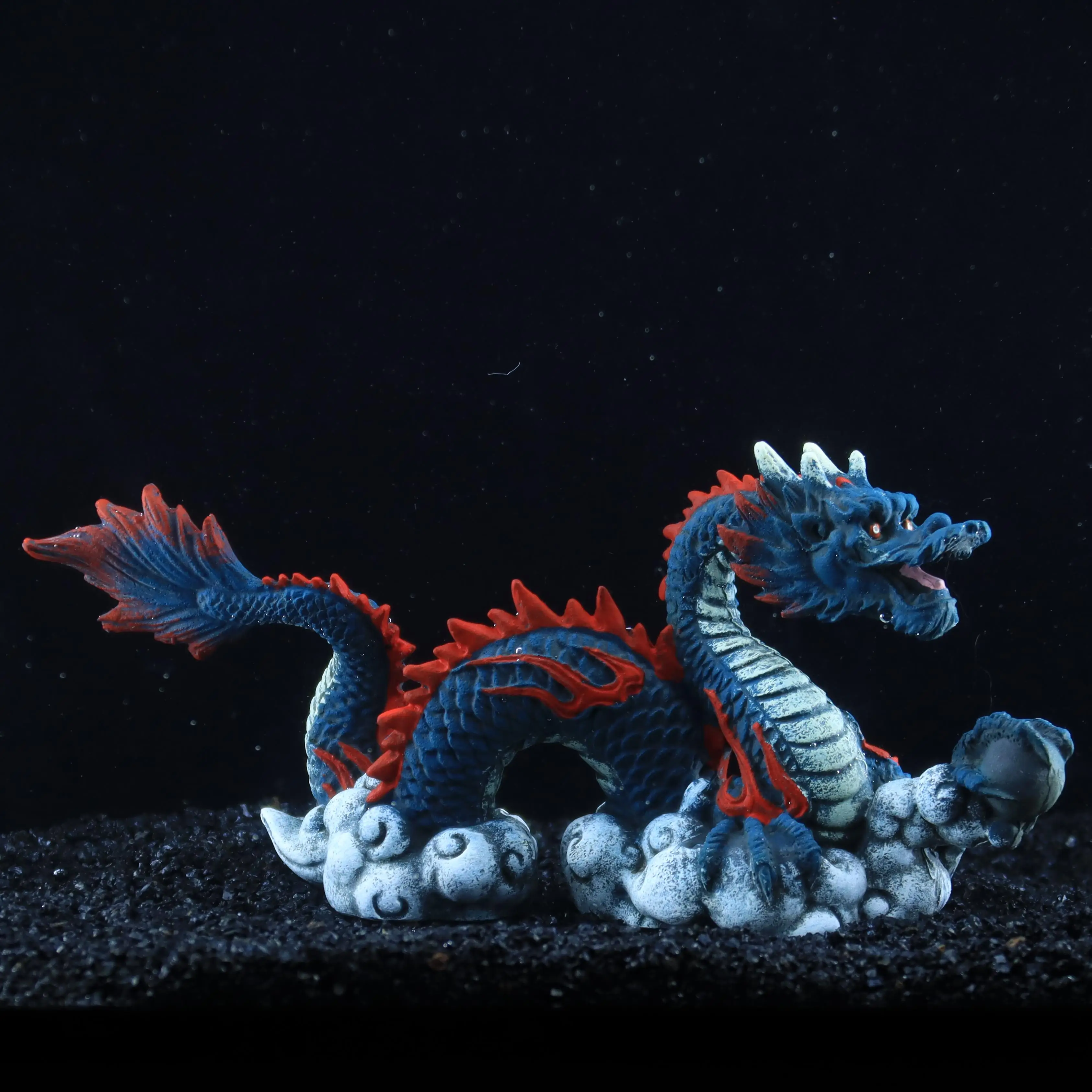 Tengyun Colorful Dragon resin decoration, the dragon holds the ball vividly, with realistic details, adding vitality to t