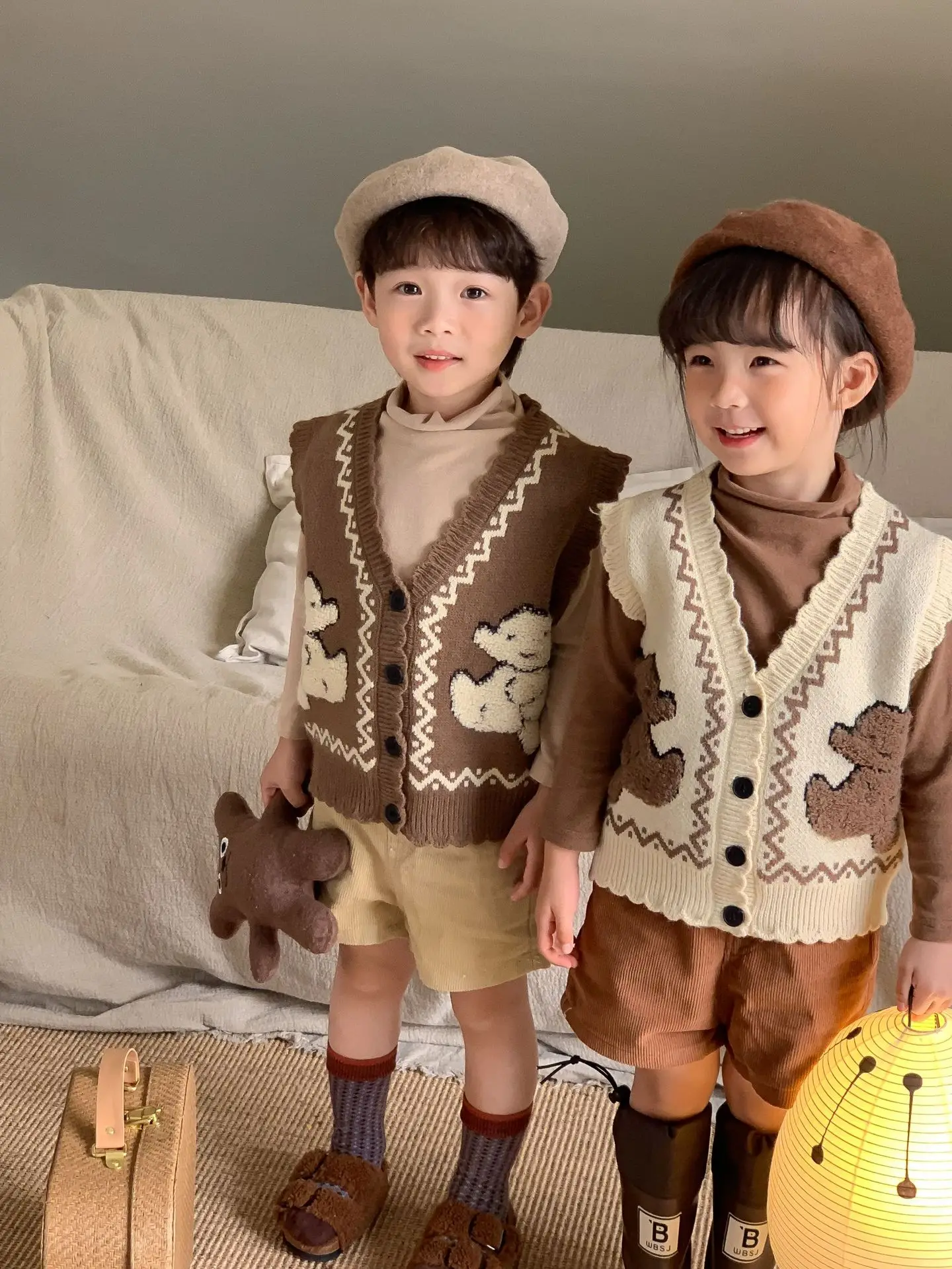 2024 Autumn New Children Sleeveless Knit Vest Cute Bear Print V-neck Vest For Boys Girls Cotton Knitted Jacket Cardigan Kids Top