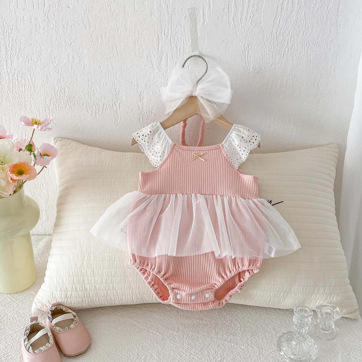 

Летний Новинка 2026: Комбинезон для девочки с сетчатыми вставками, кружевными рукавами-крылышками и треугольным вырезом, модель Ha Yi, для фотосессий на выписку и на первый месяц