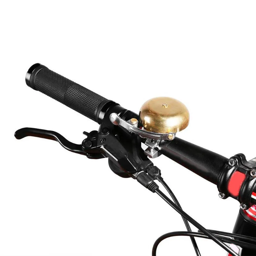 

Медный велосипедный звонок в винтажном стиле с золотистым покрытием, громкий и четкий звон, идеально подходит для шоссейных и горных велосипедов, незаменим для обеспечения безопасности при езде.