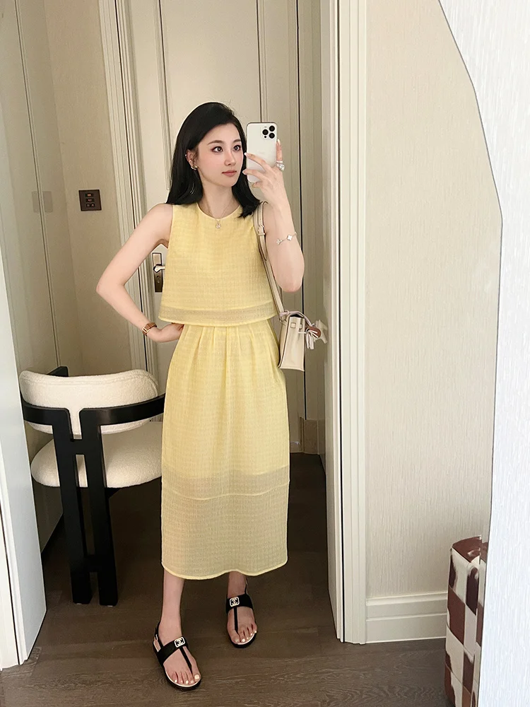 

Летний комплект RUBBIT: элегантный топ с круглым вырезом и юбка с высокой талией – модный женский комплект