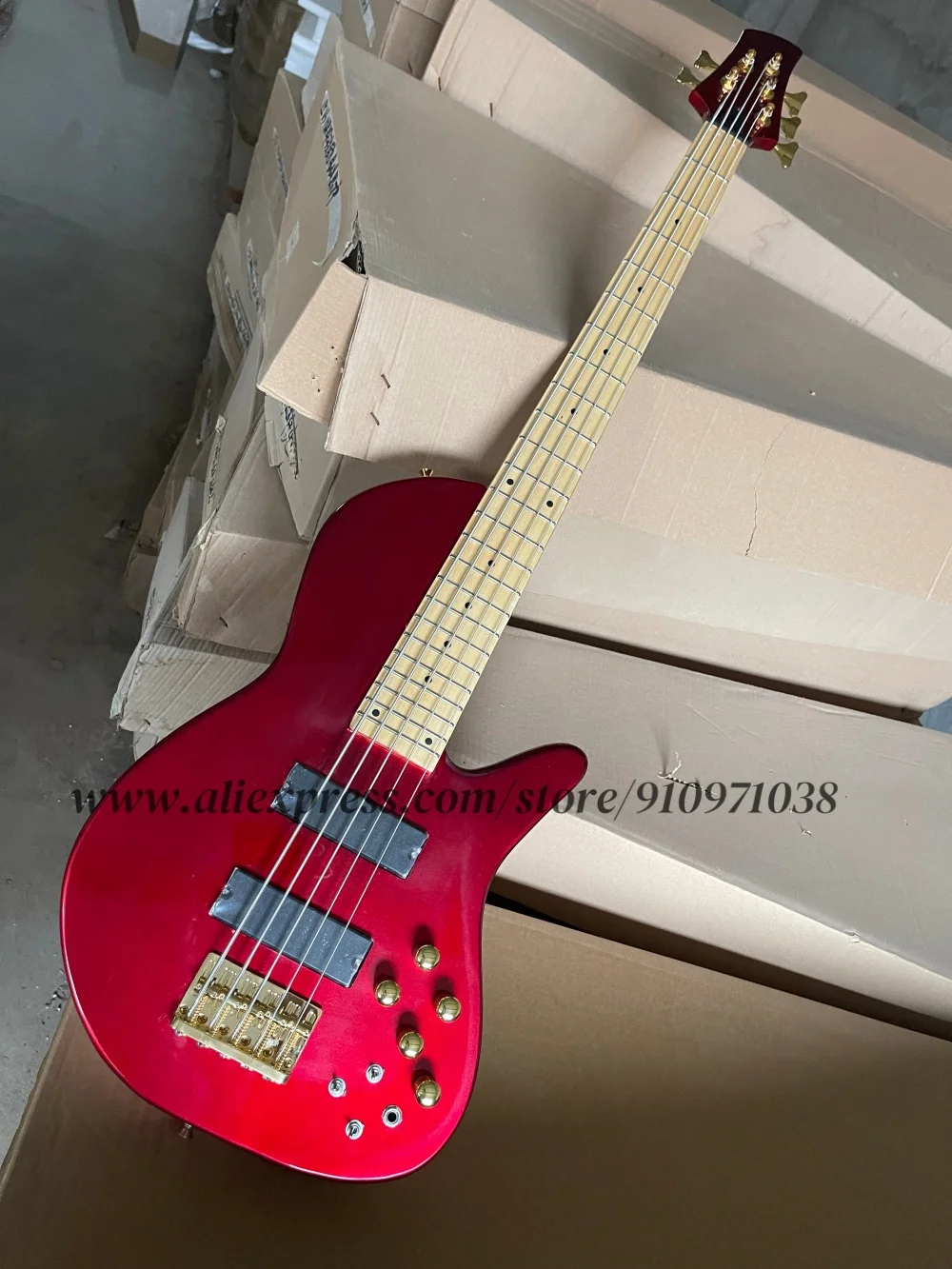 

Металлический красный бас, 5-струнный бас, кленовая шея через корпус из цельного дерева, золотой мост, мини-переключатель, активный аккумулятор, заводской заказ