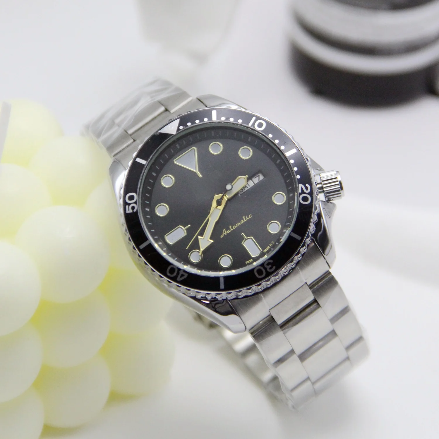 

Sporty Diver Style Automatic Men Watch Two-Tone Bezel Stainless Steel Band Day Date Display Men's Automatic Diver Watch