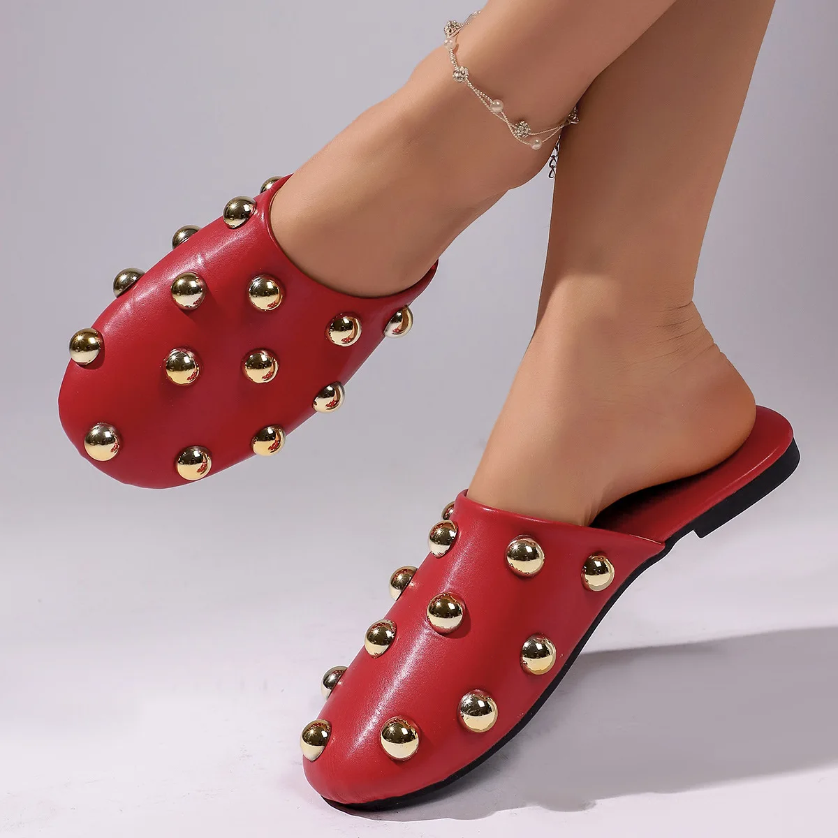 Bequeme Slip-On-Sandalen mit Metallnieten, lässige, abgedeckte Zehenpartie, weiche Gummisohle, flache Schuhe für den Alltag – Detail 5