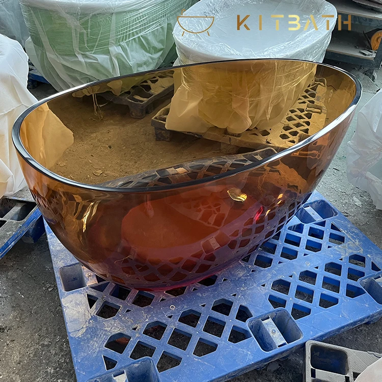 Vasca da bagno in resina trasparente nella vasca da bagno