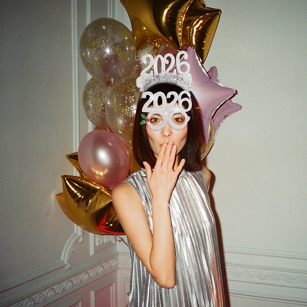 4 Stück Neujahrs-Stirnbänder 2026 Festliches Zahlen-Design Feiertagsparty-Dekoration Haaraccessoire für Heiligabend-Feier Foto