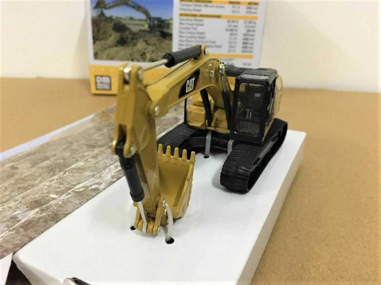 320F L Hydraulic Excavator 1:64 Scale Metal Model By Diecast Masters DM85690