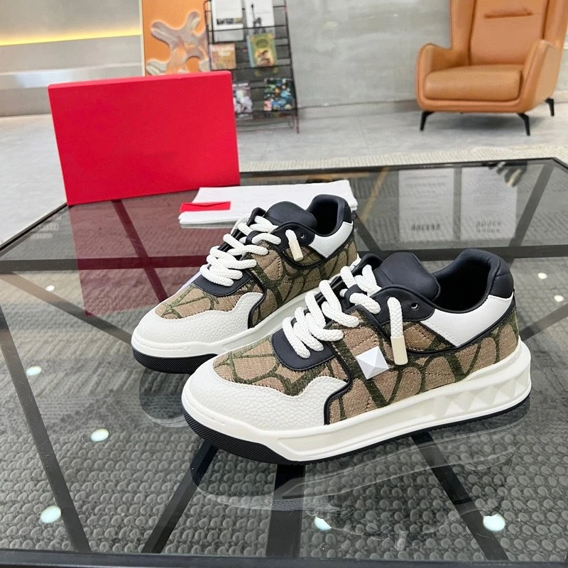 Nieuwe leren herensneakers met print, luxe designer skate-schoenen met bezaaid platform en sleehak, ademende mode-casual trainers, zomer