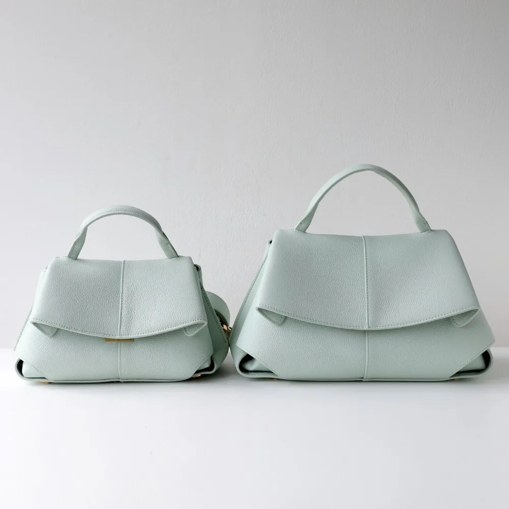 

Minimalist Workplace Commuter Leather Women's Bag 2026 Spring and Summer Retro Smile Bag, High-end Niche Texture Fashion Simple