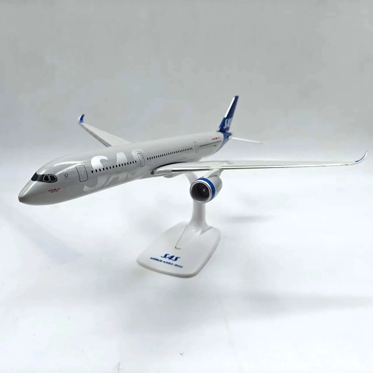 

Масштабная модель самолета A350-900 авиакомпании SAS (Скандинавские авиалинии) в масштабе 1:200, из АБС-пластика, для сборки, коллекционная модель для авиатерапевтов и любителей авиации.
