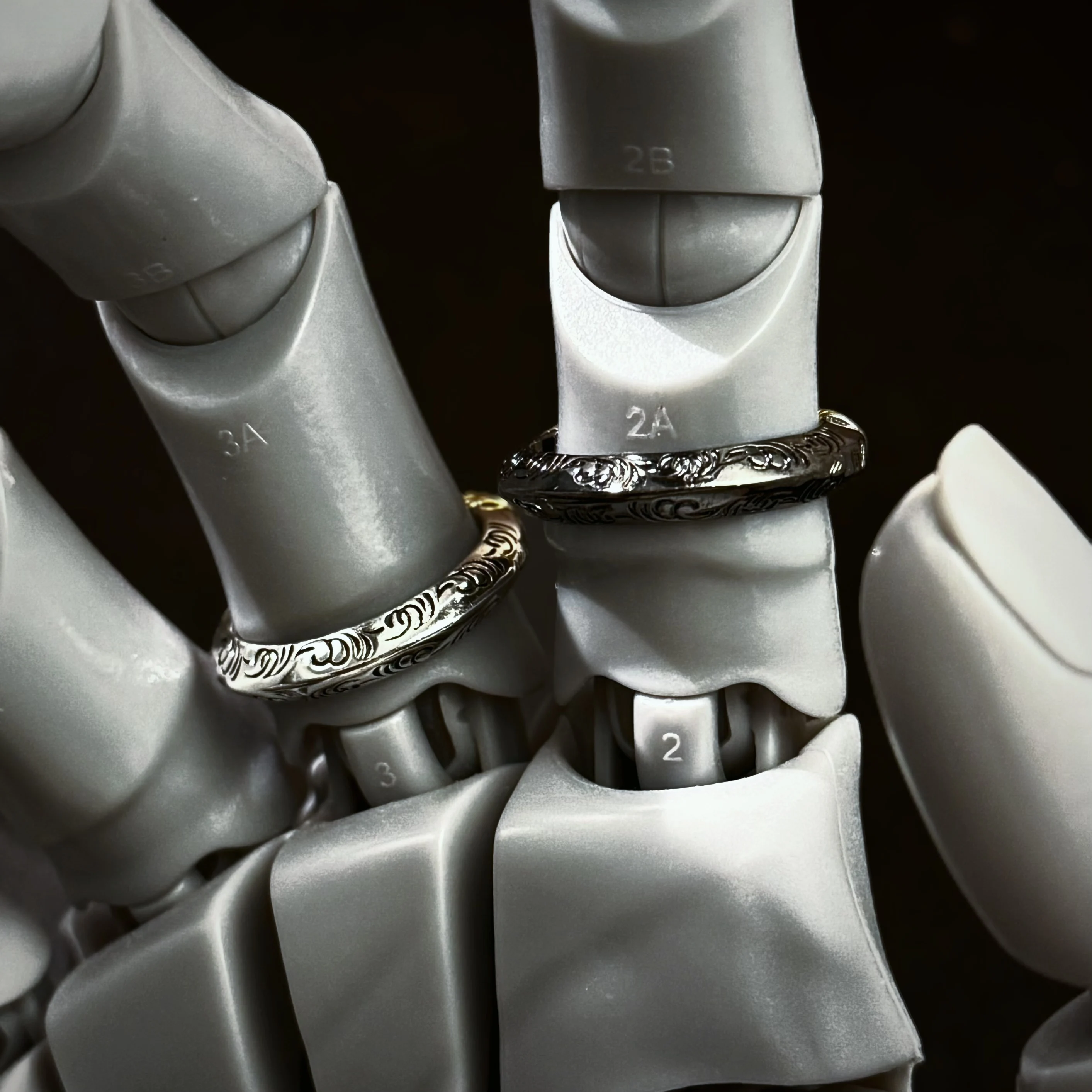 Retro-Tang-Gras-Muster Speerspitzen-Verstellbarer Offener Ring für Männer, Versilbertes Messing, Punk-Gothic Edgy Schmuck-Accessoire, Geschenk – Detail 10