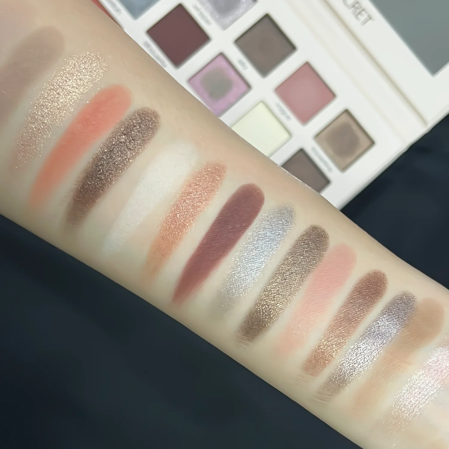 15 color earthy eye shadow palette with pearl and smoky finish, perfect for everyday use. I need a shadow palette