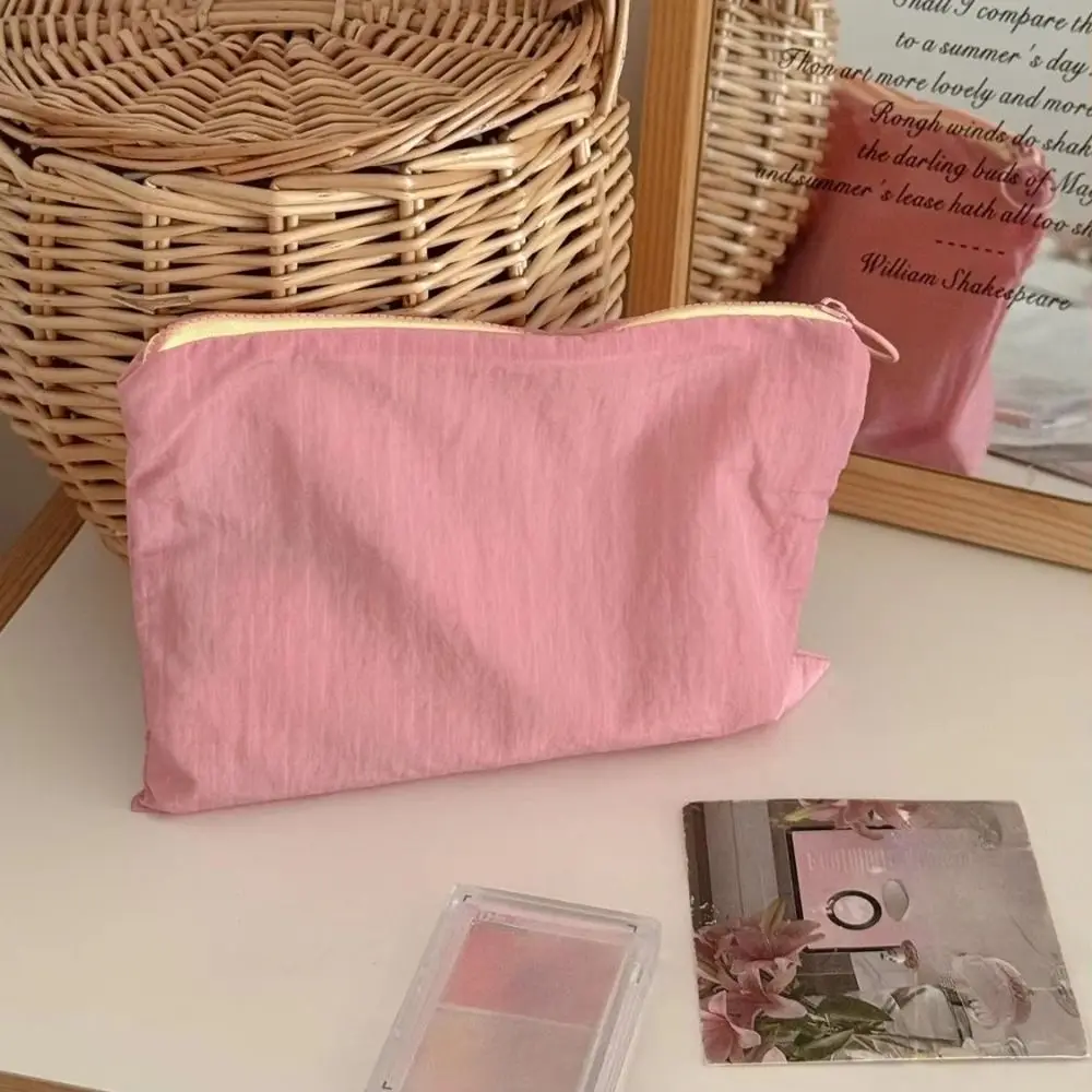 Large Capacity Makeup Bag Nylon Plaid Pattern Travel Storage Pouch Organizer Design Zipper Closure Cosmetic Pouch Travel Use