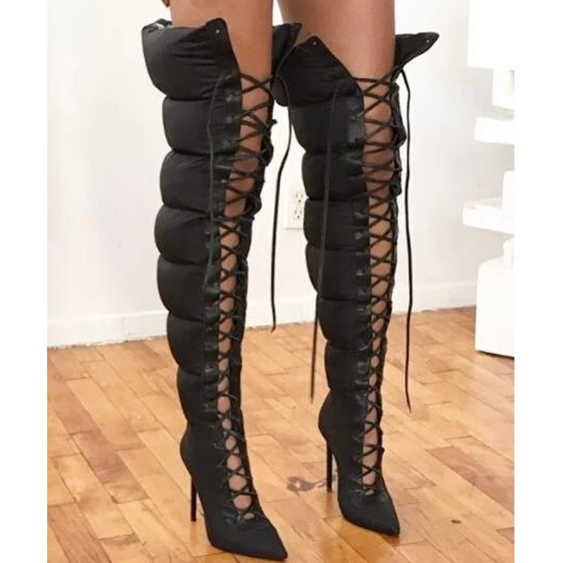 أسود منتفخ أشار تو عبر الأشرطة فوق الركبة أحذية امرأة شتاء 2026 الدانتيل يصل الجوف خارج خنجر عالية الكعب أحذية عالية