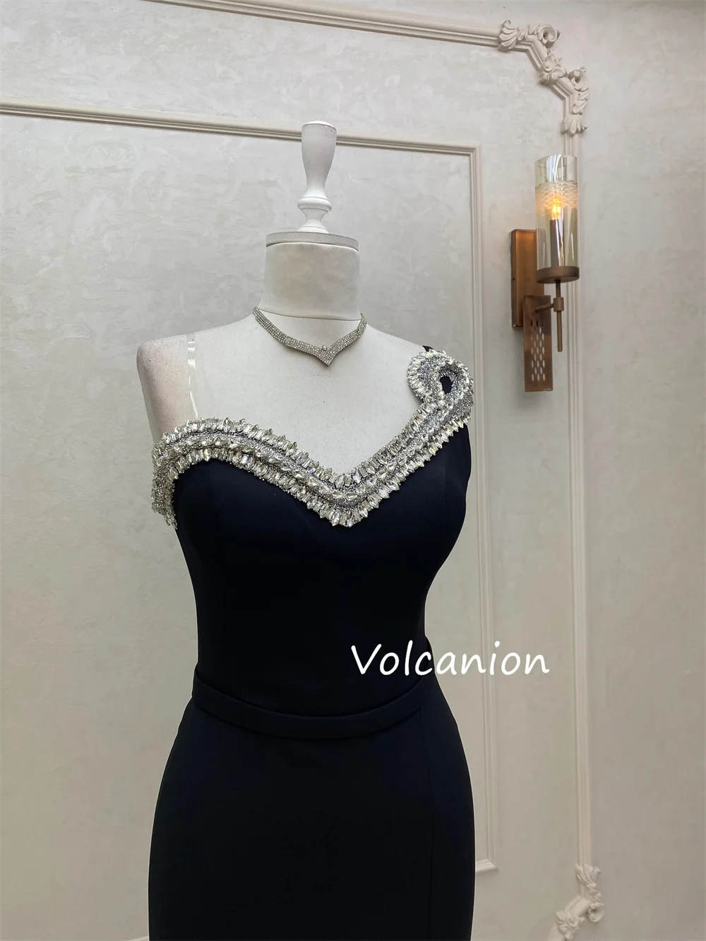 Vestidos midi rectos sin tirantes con lentejuelas de Jersey elegante personalizado, estilo moderno de moda para ocasiones a medida