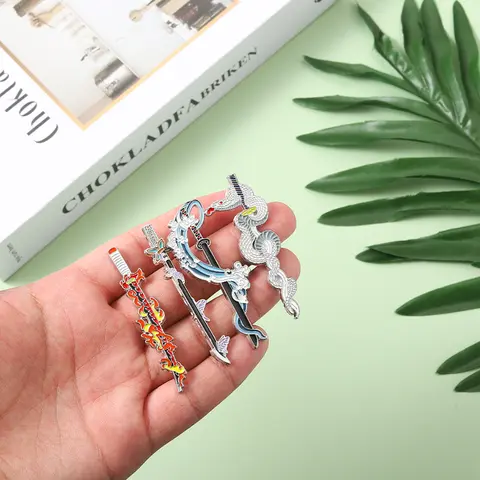 Demon Slayer Armi Spille smaltate Anime Spada giapponese Spille in metallo per donna Uomo Distintivo Zaino Accessori Regalo Ventole Gioielli