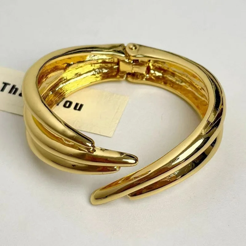 

Gold Streamline Metal Bracelet for Women Minimalist Design Open Hand Ring Cold Tone Exaggerated Arm Ring Daily Party Accessory