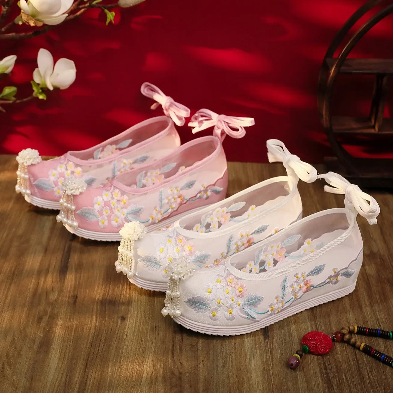 Buty Hanfu dziewczęce dynastia Ming strumieniowe perłowe hafty kwiatowe buty ślubne z miękką podeszwą wysoki wzrost starożytne rekwizyty kostiumowe