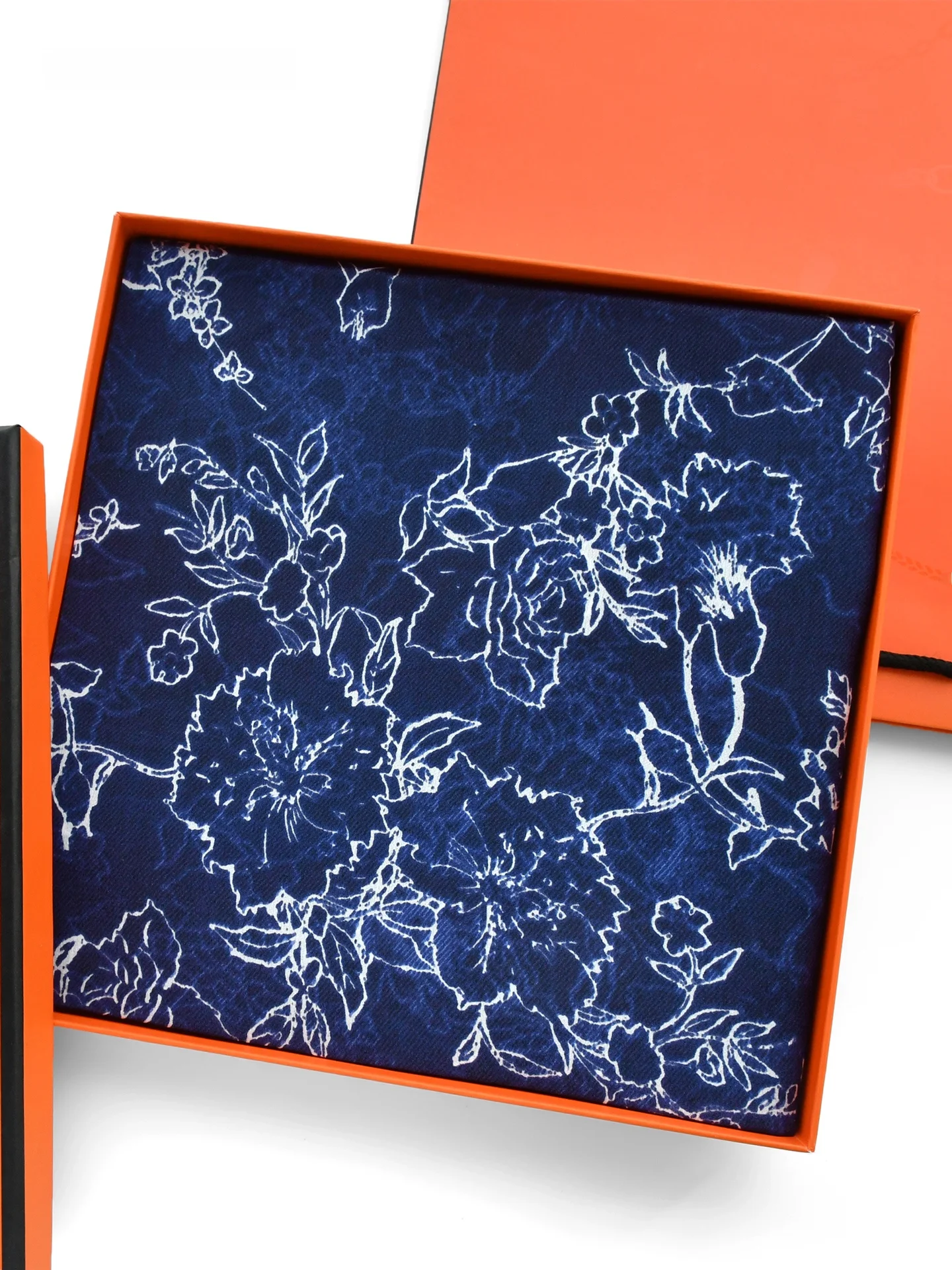 純粋なシルクスカーフ女性の春秋マルベリーシルクプリント小さな正方形ショールギフトボックス中国風花柄装飾