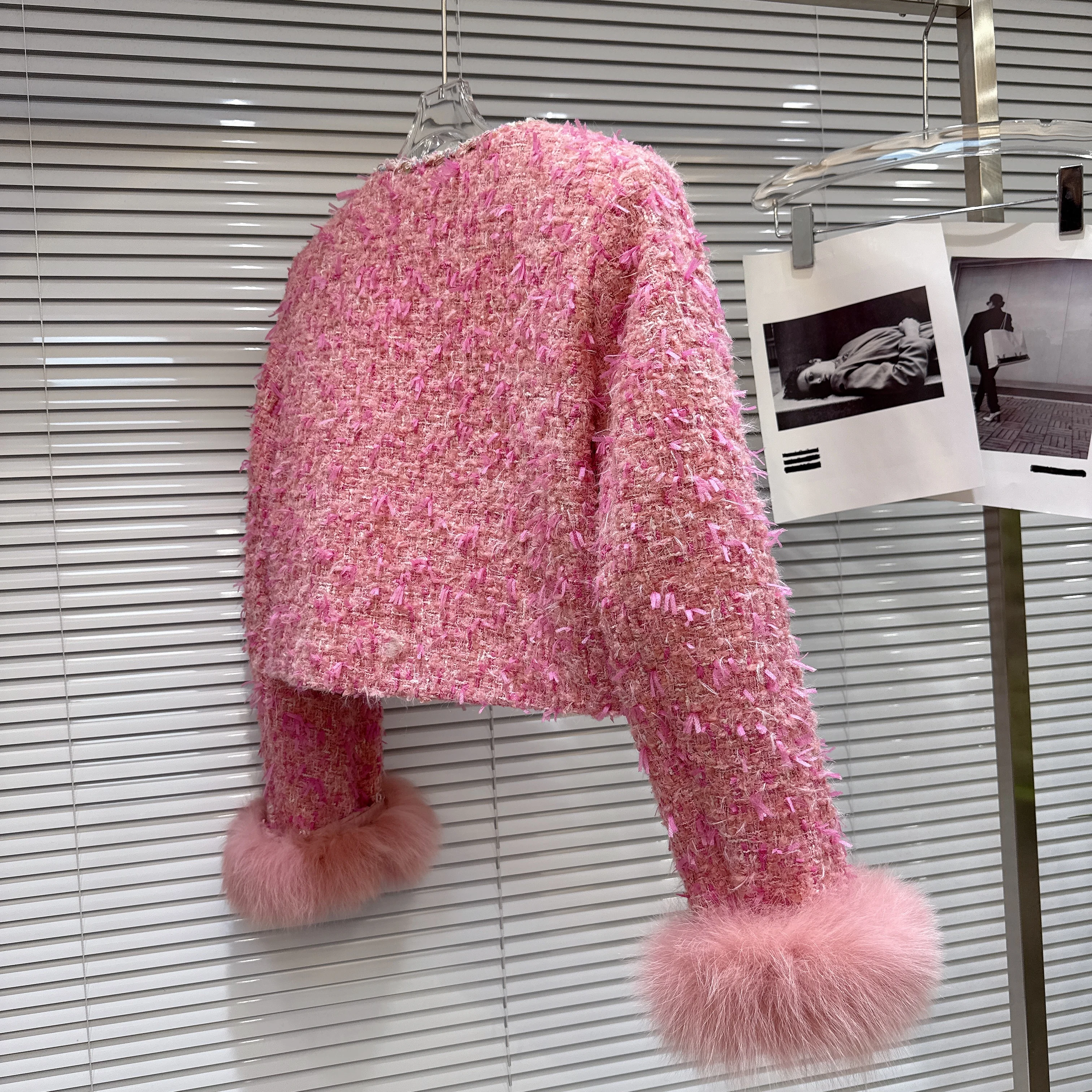 معطف قصير مبطن بأساور من فراء الثعلب الراقية لشتاء 2025، معاطف وردية أنيقة للسيدات، سترة عالية الخصر