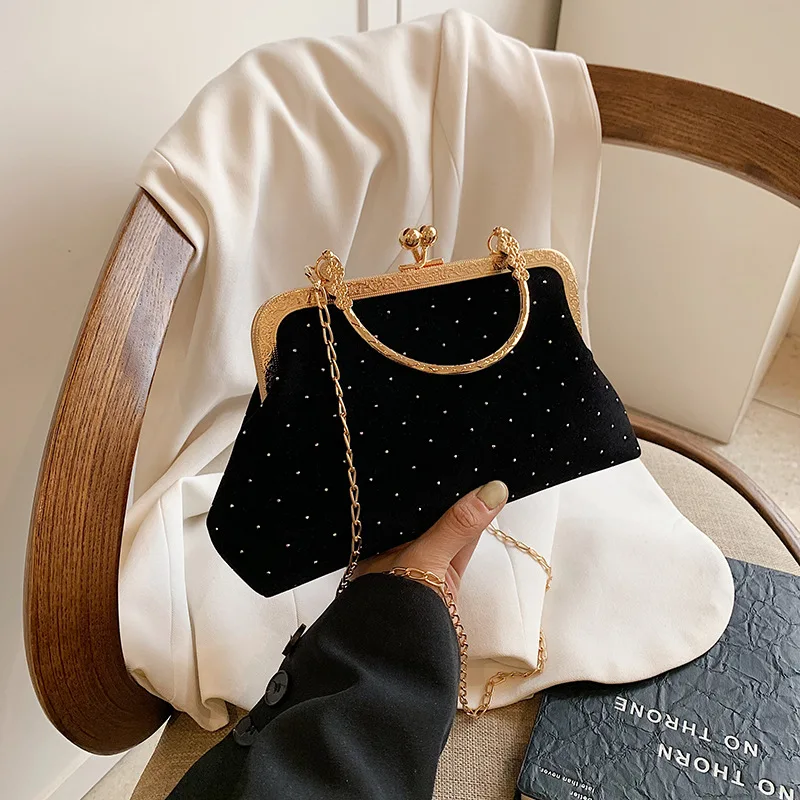 One shoulder messenger bag, diamond-encrusted shell bag, temperament chain, handbag.