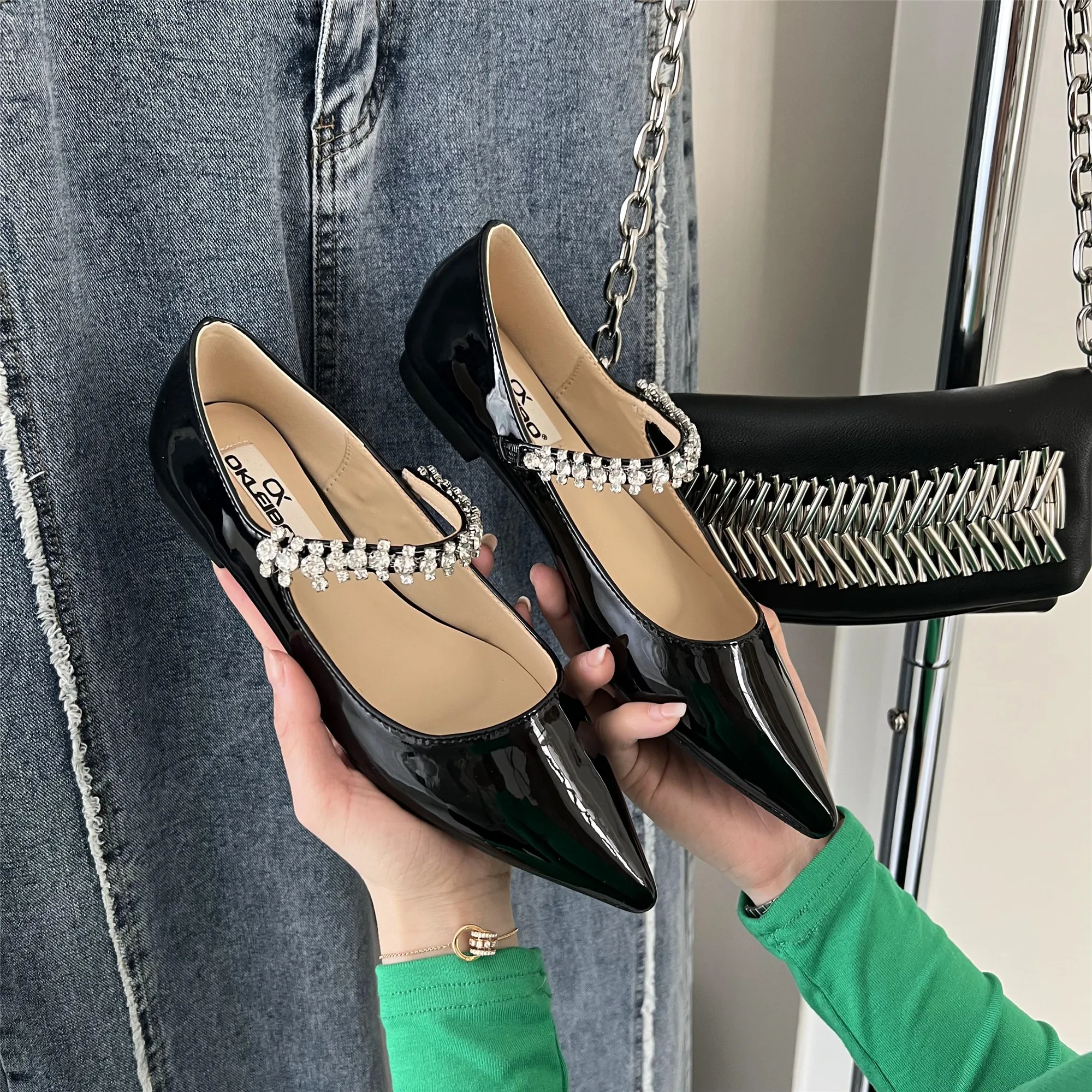 2022 Women Flats Summer Spring Sweet Loafers Pointed Toe Patent Leather Shallow Simple Rhinestone Chain Casual Slides Mules