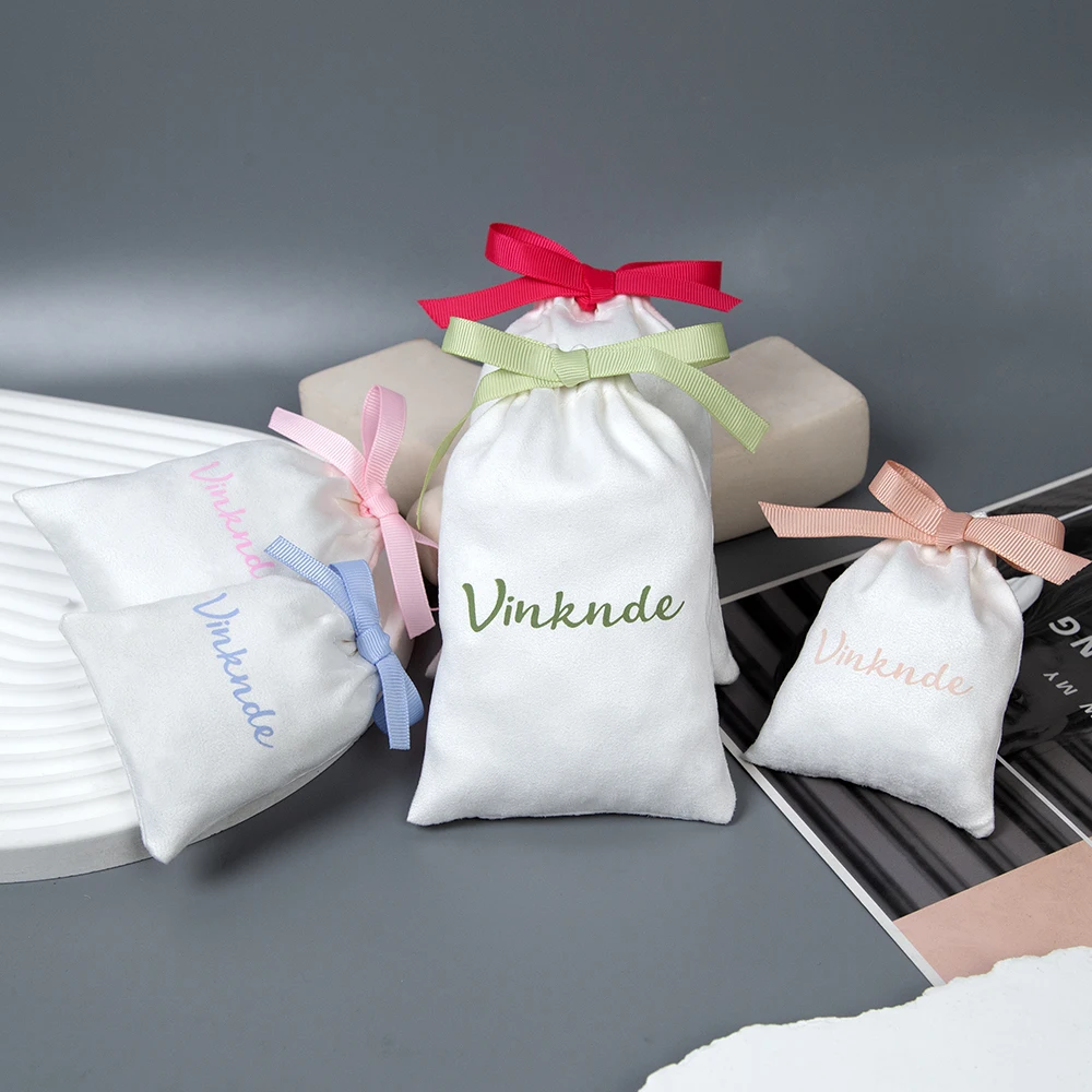 ถุงใส่เครื่องประดับสีขาว 50 ชิ้น/ล็อต ถุงผ้ากำมะหยี่แบบมีเชือกผูก สำหรับใส่ของขวัญ งานแต่งงาน ของตกแต่งคริสต์มาส  รับสกรีนโลโก้